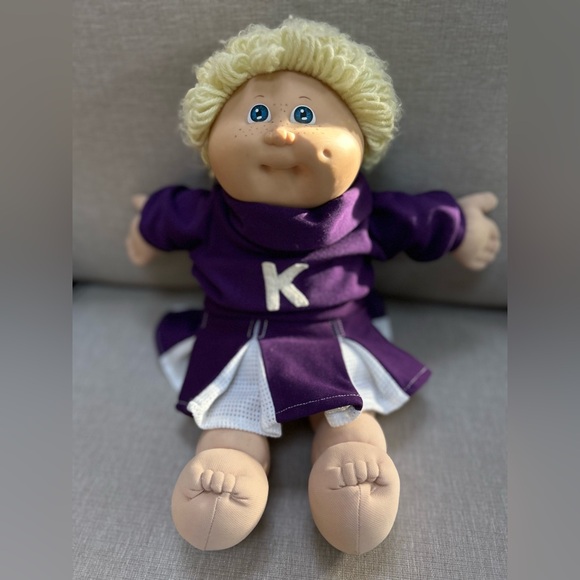 Cabbage Patch Kids, Cheerleader. Signed by Xavier Roberts. U get doll AND outfit - Picture 1 of 6